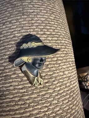 Vintage-Inspired Black and Gold Woman Hat Brooch - Fashion Accessory